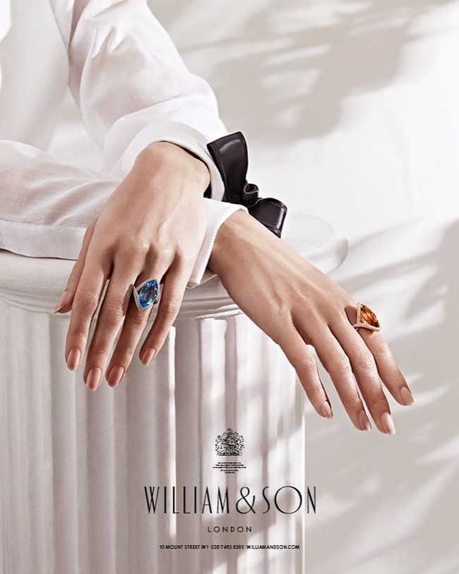 Bisa dilihat jika Nina memang punya jari-jari yang lentik dan cantik. Kulit tangannya tampak mulus dan muda. Tak heran jika banyak brand ingin bekerja sama dengannya. Foto: Instagram @ninataylorofficial