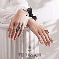 Bisa dilihat jika Nina memang punya jari-jari yang lentik dan cantik. Kulit tangannya tampak mulus dan muda. Tak heran jika banyak brand ingin bekerja sama dengannya. Foto: Instagram @ninataylorofficial