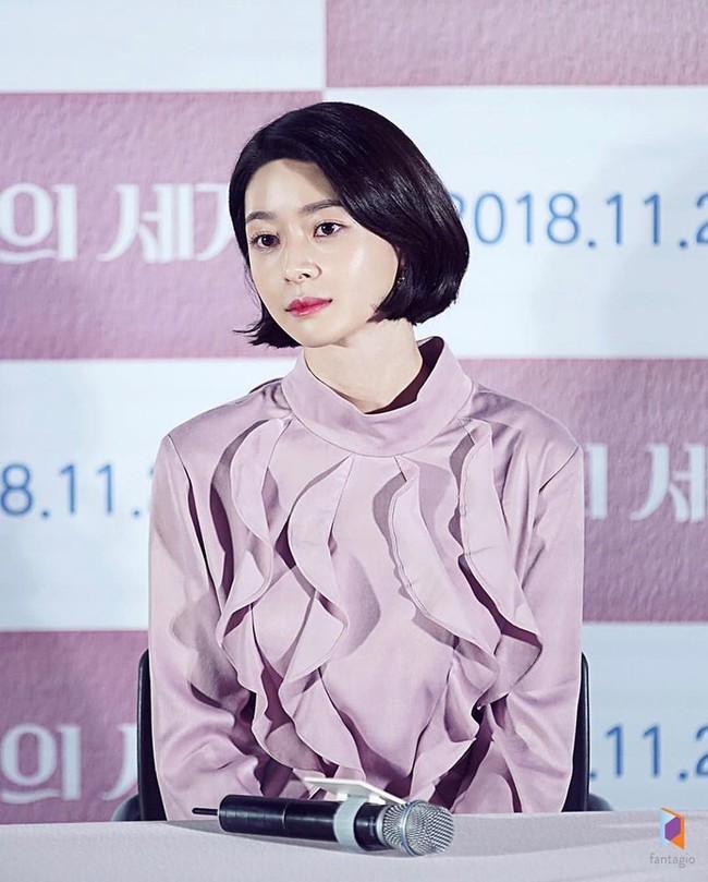 Penyanyi kelahiran 1991 ini pun berhasil jadi perhatian publik dengan penampilan visualnya yang memukau. Ia pun telah memulai pelatihan sebagai aktris di bawah naungan agensi Fantagio Entertainment ketika ia masih di sekolah menengah. Foto: dok. Instagram @hv_nara