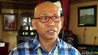 Pemandu bernama Iswandi, menjelaskan soal filosofi mengenai warna yang dominan di istana ini, yaitu kuning, merah dan hijau. (Wahyu Setyo/detikcom)