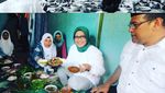Momen Bupati Bogor, Ade Yasin Jajan Telur Gulung hingga Cicip Alpukat