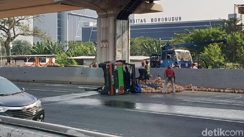 Mobil Pikap Bawa Kelapa Terguling, Tol Jakarta Arah Cikampek Tersendat Mobil Pikap Bawa Kelapa Terguling, Tol Jakarta Arah Cikampek Tersendat