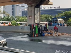 Mobil Pikap Bawa Kelapa Terguling, Tol Jakarta Arah Cikampek Tersendat