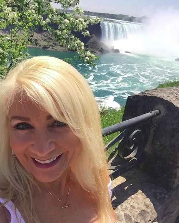 Fotonya saat berkunjung ke Air Terjun Niagara di Kanada. (lyndajager/Instagram)
