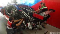 Bagian belakang mobil Ferrari 488 GT3 mereka yang rusak karena ditabrak sudah berhasil diperbaiki. Rio-David siap gaspol lagi.