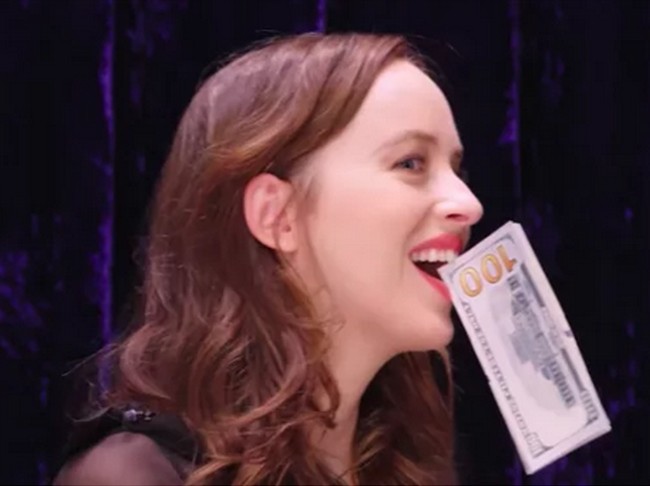 Saat sesi wawancara dengan Vanity Fair, Dakota Johnson memperlihatkan bakat uniknya. Menahan segepok uang berjumlah USD 1,100 dengan celah di tengah gigi. Foto: Istimewa