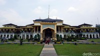 Inilah Istana Maimun, peninggalan Kesultanan Deli yang amat megah. Istana ini dibangun tahun 1888-1891. Usianya sudah 128 tahun. (Wahyu Setyo/detikcom)