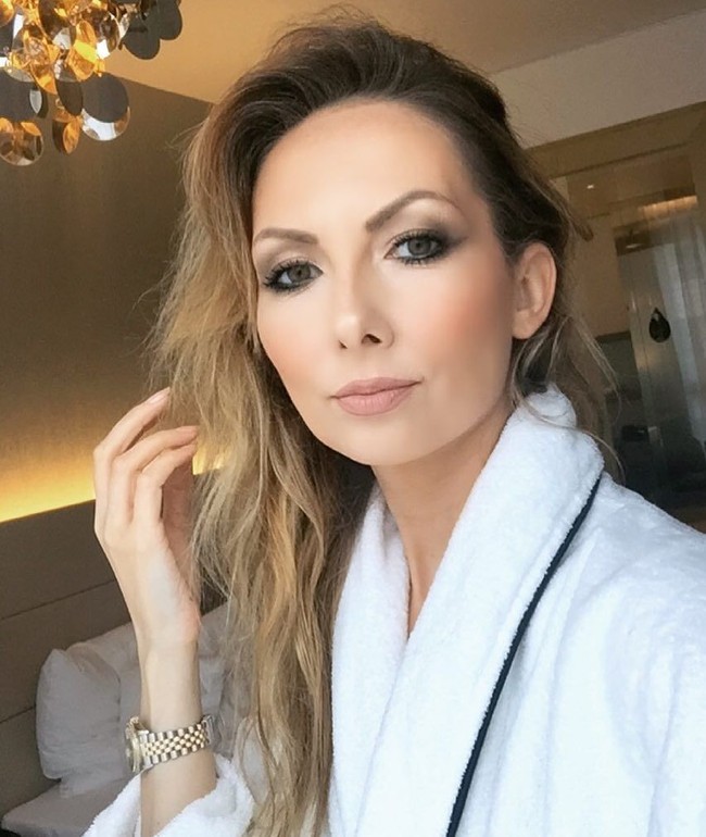 Nama Nina Taylor mungkin tak terlalu familiar. Namun ia adalah seorang supermodel yang telah bekerja sama dengan brand-brand kenamaan dunia dan dibayar sangat sangat mahal. Wajah Nina memang jarang muncul dalam berbagai iklan dan pemotretan karena dirinya adalah seorang model tangan. Foto: Instagram @ninataylorofficial