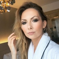 Nama Nina Taylor mungkin tak terlalu familiar. Namun ia adalah seorang supermodel yang telah bekerja sama dengan brand-brand kenamaan dunia dan dibayar sangat sangat mahal. Wajah Nina memang jarang muncul dalam berbagai iklan dan pemotretan karena dirinya adalah seorang model tangan. Foto: Instagram @ninataylorofficial