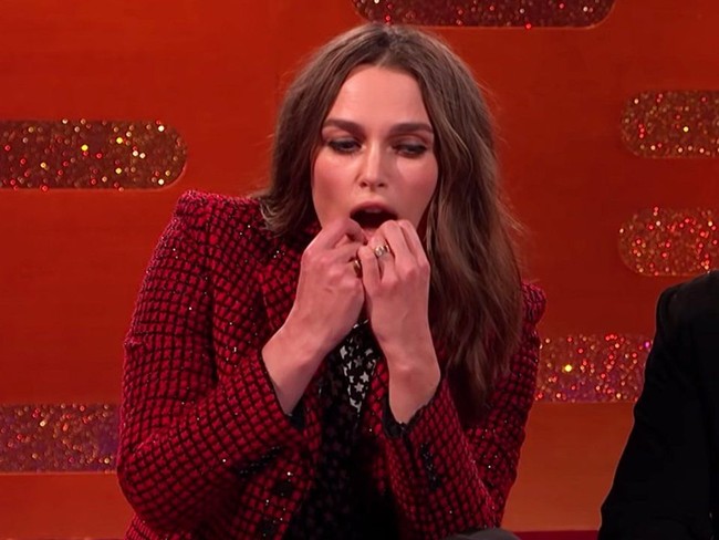 Siapa sangka, Keira Knightley ternyata berbakat jadi musisi. Saat tampil di acaraThe Graham Norton Show, aktris asal Inggris ini memperlihatkan bakatnya memainkan gigi sebagai instrumen musik, hanya menggunakan jari-jarinya. Foto: Istimewa