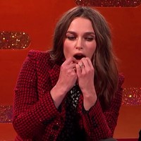 Siapa sangka, Keira Knightley ternyata berbakat jadi musisi. Saat tampil di acaraThe Graham Norton Show, aktris asal Inggris ini memperlihatkan bakatnya memainkan gigi sebagai instrumen musik, hanya menggunakan jari-jarinya. Foto: Istimewa