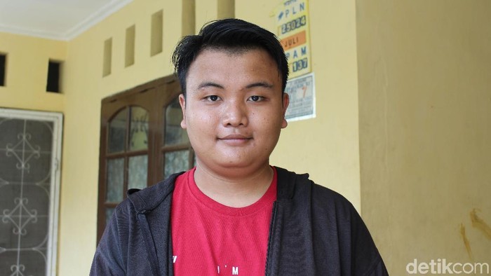 Ernald saat ditemui di rumahnya, di Kelurahan Bugel, Karawaci, Kota Tangerang. (Foto: Nabila Ulfa Jayanti/detikHealth) Ernald saat ditemui di rumahnya, di Kelurahan Bugel, Karawaci, Kota Tangerang. (Foto: Nabila Ulfa Jayanti/detikHealth)