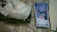 Meme yang satu ini agak bikin kesal. Makan nasi bungkus dengan lauk segepok uang.  Foto: Istimewa