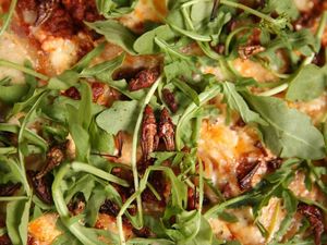 Las Vegas Diserang Belalang, Gerai Pizza Ini Bikin Pizza Topping Belalang