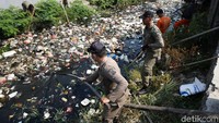 Pembersihan sampah melibatkan petugas dinas lingkungan hidup,TNI, Satpol PP, dan warga.