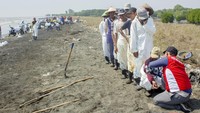 Pertamina mengirimkan 50 tenaga medis untuk memberikan pelayanan kesehatan sebagai bentuk kepedulian kepada masyarakat yang membantu mengumpulkan ceceran limbah minyak mentah.