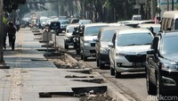 Terlihat kendaraan tersendat dan mengular panjang.