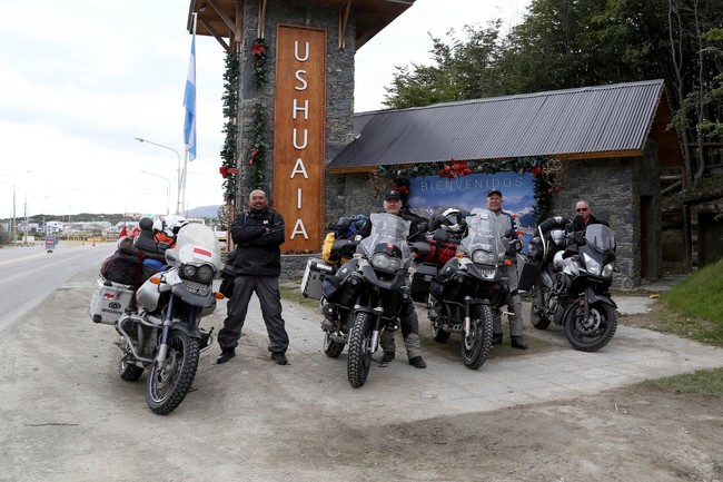 Perjalanan tersebut mengambil tema Ride Foe Peace. Kang JJ sapaan akrabnya sudah berkeliling ke 97 negara naik motor. Menariknya perjalanan tersebut ia lakukan sendirian atau biasa disebut solo ride. Untuk mengabadikan memori sembilan tahun perjalanan keliling dunianya, Kang JJ membuat buku yang berjudul Win Rider. Foto: Istimewa.
