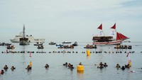 578 Penyelam membentuk rantai manusia di lautan. Mereka menyelam bersama dan memecahkan rekor Guinness World sebagai rantai manusia penyelam terpanjang di dunia (dok WASI)