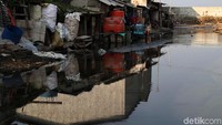 Ancaman akan banjir rob dan penurunan permukaan air tanah yang dihadapi Jakarta paling terlihat di Muara Baru, daerah kumuh tepi laut di barat laut kota. Padahal, sudah ada dinding beton di sepanjang pantai untuk melindungi permukiman warga dari air Laut Jawa. Namun, beton yang dibangun lebih dari satu dekade lalu, kini sudah dalam kondisi retak dan mengalami kebocoran.