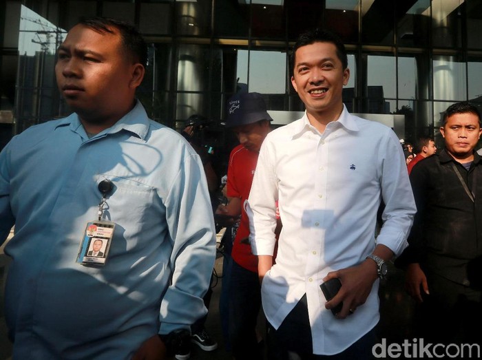 Eks pebulutangkis nasional Taufik Hidayat menjalani pemeriksaan di KPK. Usai diperiksa Taufik nampak tersenyum cerah saat bertemu awak media.