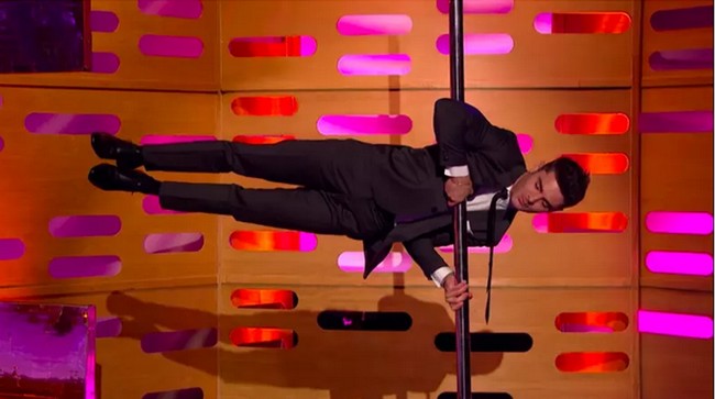 Zac Efron sangat mahir dengan pole dance. Ia bahkan pernah melawan gravitasi dengan hanya berpegangan pada tiang besi, sementara tubuh lainnya dalam posisi lurus horizontal. Foto: Istimewa