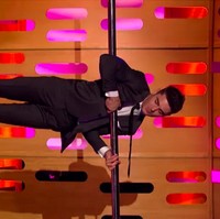Zac Efron sangat mahir dengan pole dance. Ia bahkan pernah melawan gravitasi dengan hanya berpegangan pada tiang besi, sementara tubuh lainnya dalam posisi lurus horizontal. Foto: Istimewa