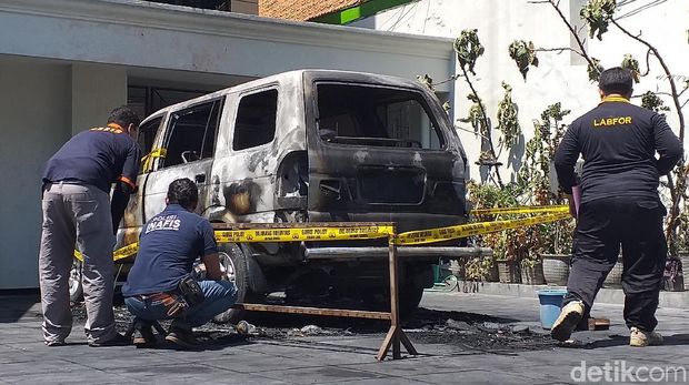 Mobil yang terbakar tinggal kerangka/