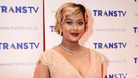 Bagaimana, cocok kan jika Kimmy juga disebut sebagai Hot Mom? Pool/Noel/detikFoto.