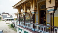 Istana Maimun merupakan perpaduan arsitektur Melayu, Timur Tengah serta Eropa. Bagian sayap kanan istana saat ini digunakan sebagai tempat tinggal keluarga sultan. (Wahyu Setyo/detikcom)