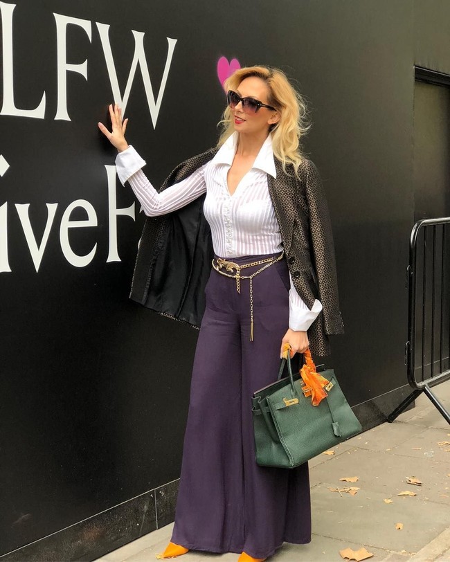 Nina Taylor sendiri telah bekerja di industri ini selama 30 tahun. Untuk mempertahankan profesinya, ia tentu harus ekstra menjaga kecantikan tangan. Foto: Instagram @ninataylorofficial