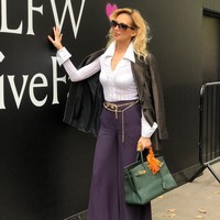 Nina Taylor sendiri telah bekerja di industri ini selama 30 tahun. Untuk mempertahankan profesinya, ia tentu harus ekstra menjaga kecantikan tangan. Foto: Instagram @ninataylorofficial