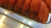 Bukan irisan salmon nih, ternyata ini adalah tumpukan irisan tomat, yang disusun dengan cantik dan rapih. Foto: Buzzfeed