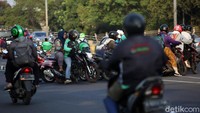 Aksi nekat tersebut tentunya tak hanya melanggar lalu lintas tetapi juga dapat membahayakan diri sendiri dan orang lain.