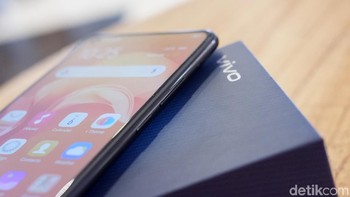 Sisi kana ada tombol power dan pengaturan volume. Foto: Adi Fida Rahman/detikINET