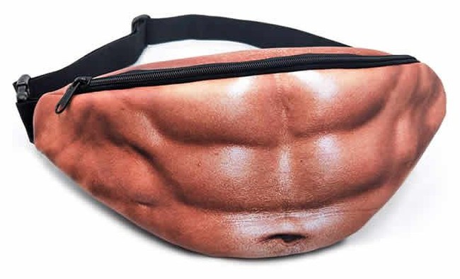 Kamu tak perlu repot-repot olahraga demi mendapatkan perut berotot. Cukup pakai tas pinggang bergambar perut sixpack seperti yang satu ini. Tersedia juga tas versi perut dengan lemak bergelambir. Kamu tinggal pilih mana yang cocok. (Foto: ist.)