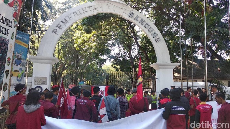 Soroti Korupsi, Mahasiswa Desak Pemkot Bandung Evaluasi PD Pasar Soroti Korupsi, Mahasiswa Desak Pemkot Bandung Evaluasi PD Pasar