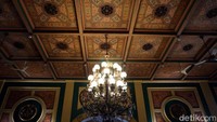 Material untuk membuat istana ini, didatangkan dari Eropa. Lantai dari Italia, lampu dari Prancis, langit-langitnya dilukis detail oleh seniman terbaik. Indah banget! (Wahyu Setyo/detikcom)