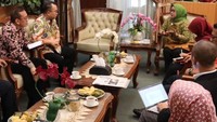 Saat menerima kunjungan tamu, Ade kerap menyuguhkan kopi. Kali ini sesi morning coffee-nya bersama rektor IPB. Foto: Instagram ademunawarohyasin