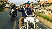Memang pria yang terkenal dengan jargon tidak goyang, barbel melayang ini kerap kali menunjukkan hobinya bermain sepeda motor, seperti koleksinya mulai dari Moge dan Vespa. 
