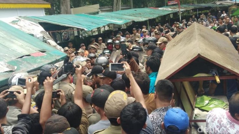 Satpol PP Gusur Warkop-Warkop di Depan RS Elisabeth Medan