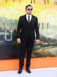 Aktor Leonardo DiCaprio mengenakan jas berkancing dua di premier film 'Once Upon A Time in Hollywood' di London, Inggris, baru-baru ini.