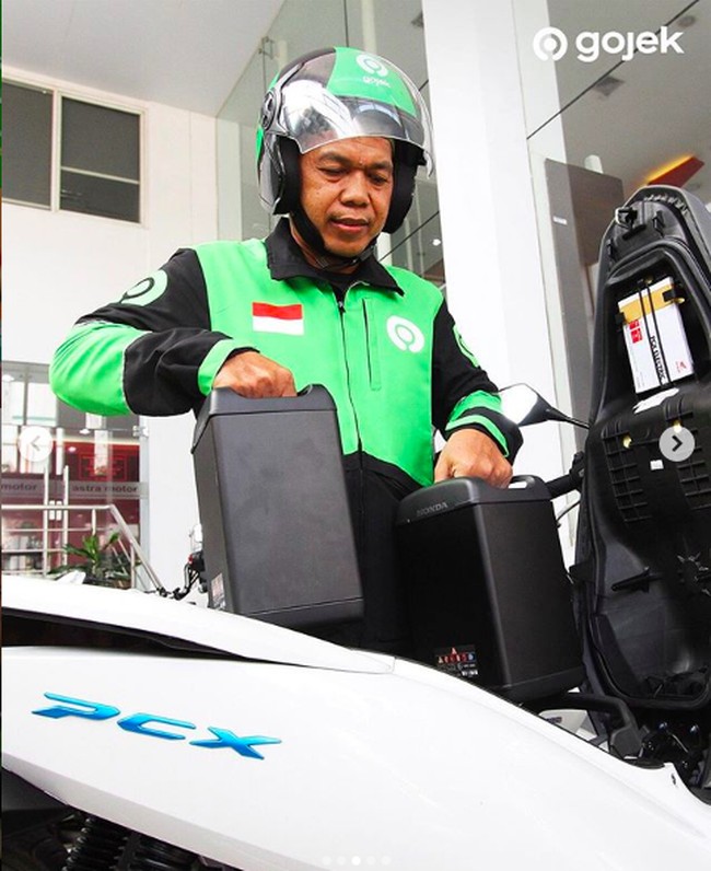 Berita Populer: Isi Bensin Tak Usah Goyang Mobil, Gojek Pakai Motor Listrik