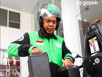 Berita Populer: Isi Bensin Tak Usah Goyang Mobil, Gojek Pakai Motor Listrik
