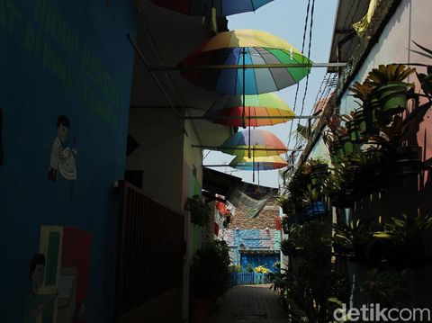 Ornamen payung menambah semarak suasana.