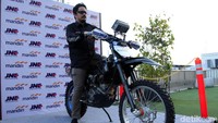 Fatir Muchtar saat berpose di depan kamera saat menunggangi KTM 690 Enduro.