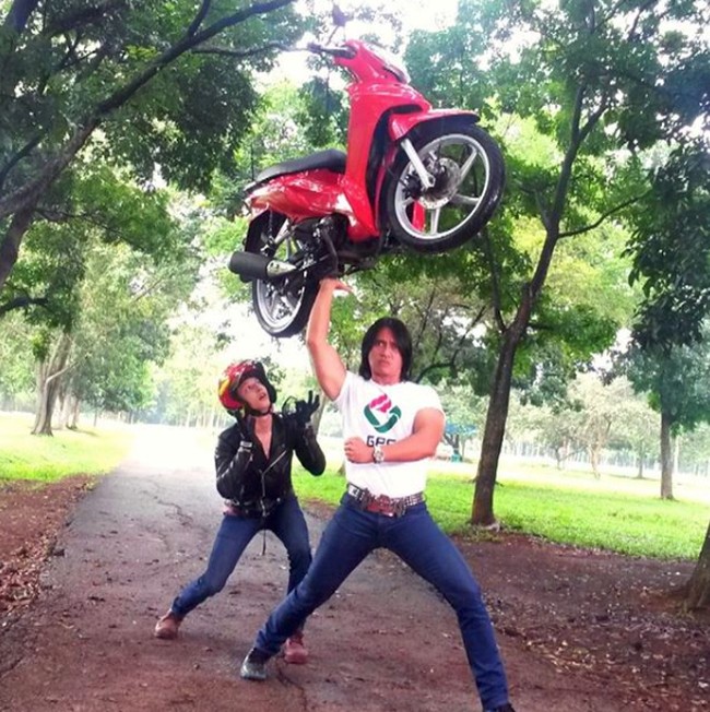 Semasa hidupnya Agung Hercules dikenal sebagai pelawak sekaligus penyanyi dangdut dengan jargon ‘Tidak goyang barbel melayang’.  Dia pun selalu tampil dengan busana yang ketat menonjolkan tubuh berototnya.  Foto: Dok. Instagram/agunghercules88