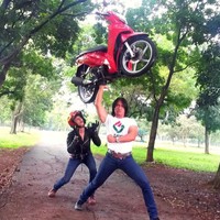 Semasa hidupnya Agung Hercules dikenal sebagai pelawak sekaligus penyanyi dangdut dengan jargon ‘Tidak goyang barbel melayang’.  Dia pun selalu tampil dengan busana yang ketat menonjolkan tubuh berototnya.  Foto: Dok. Instagram/agunghercules88