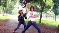 Tak hanya itu, saat pelantun lagu dangdut Astuti tersebut masih segar bugar dan macho, dirinya pernah melakukan sesuatu yang unik, yakni adu kekuatan dengan Harley-Davidson untuk menghibur penggemarnya, dengan hanya menggunakan satu tangan.