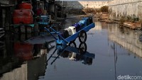 Kondisi memprihatinkan tanggul laut Muara Baru tersebut membuat air mulai merembes masuk ke area sekitar pemukiman warga.